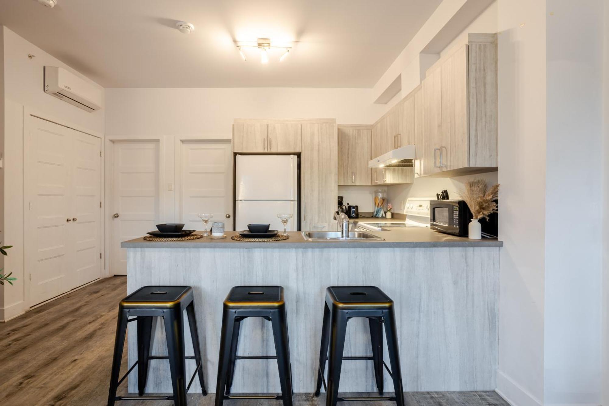 Chic And Spacious 3 Bedrooms In Griffintown * Montreal